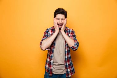 Ağlayan üzgün bir genç adam portresi