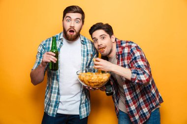 Bira içme iki şok genç adam portresi