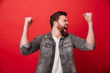 Fotoğraf bir kot ceket çığlık içinde yakışıklı neşeli adam 30'lu ve