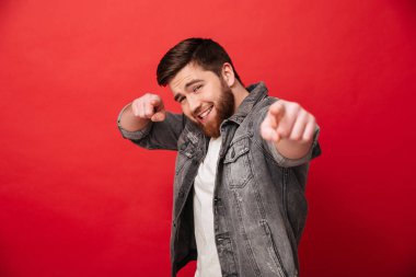 Fotoğraf makinesinde flört bakışı poz ile kot ceketli mutlu adamı 30'lu 