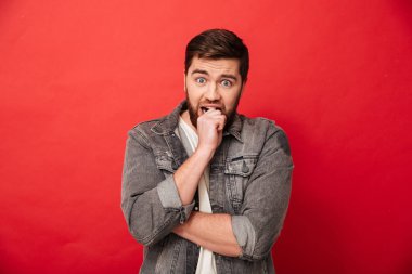 Kot ceket arıyor şaşkın adam 30'lu yaşlarda kamera görüntüsünü ve 