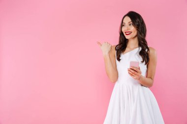 Cep telefonu kullaranarak Asyalı kadın ayakta izole.