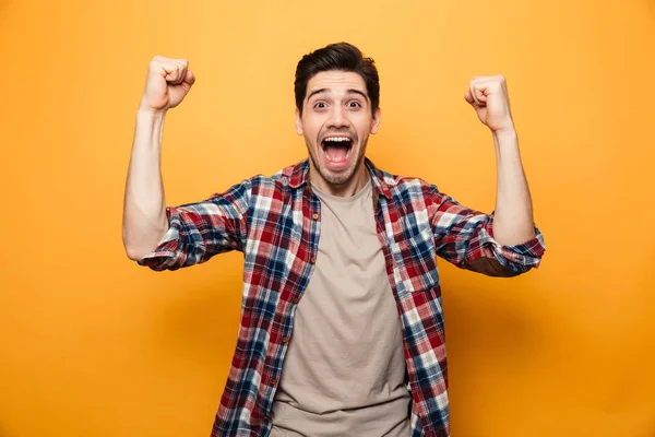 Retrato de un joven alegre celebrando el éxito — Foto de Stock