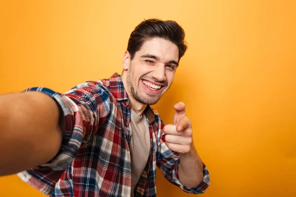 Portrét veselý mladý muž s selfie — Stock fotografie