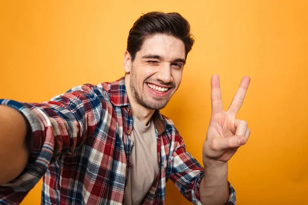 Retrato de un joven alegre tomando una selfie — Foto de Stock
