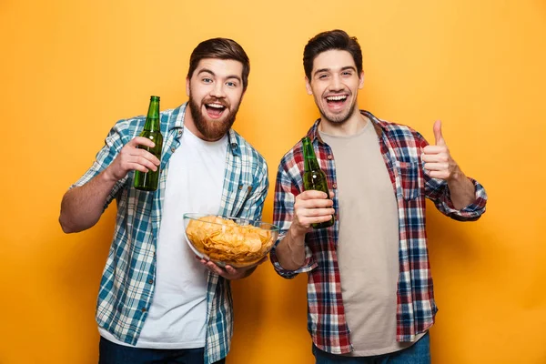 Porträt zweier glücklicher junger Männer — Stockfoto