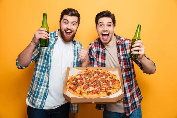 Retrato de dos jóvenes alegres bebiendo cerveza — Foto de Stock
