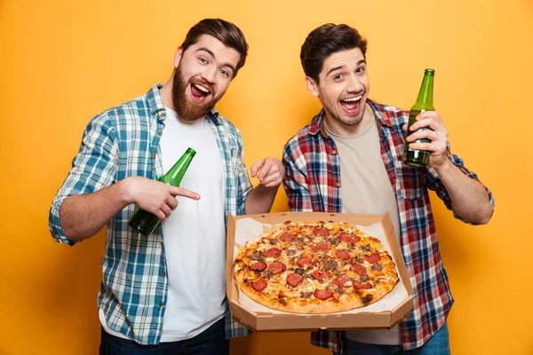 Két boldog ember gazdaság pizza sör — Stock Fotó