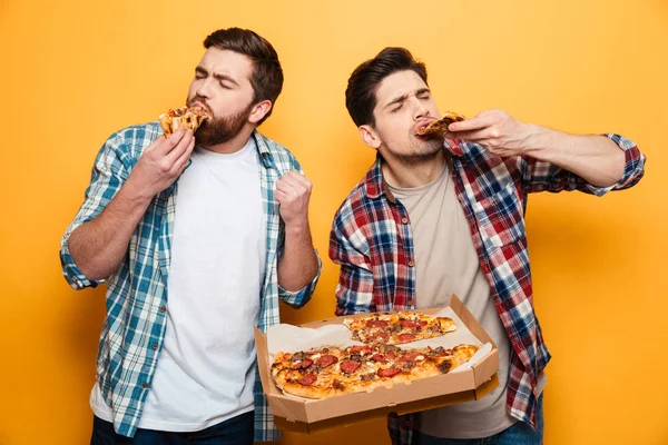 Dois homens satisfeitos de camisa comendo pizza — Fotografia de Stock