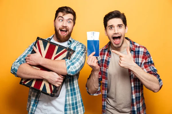 Dos hombres gritando en camisas preparándose para tropezar y se regocija — Foto de Stock