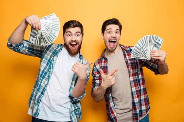 Πορτρέτο των δύο ανδρών ενθουσιασμένοι oung δείχνει χρήματα — Φωτογραφία Αρχείου