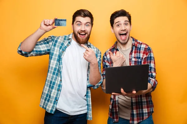 Porträtt av en två lyckliga unga män hålla laptop — Stockfoto