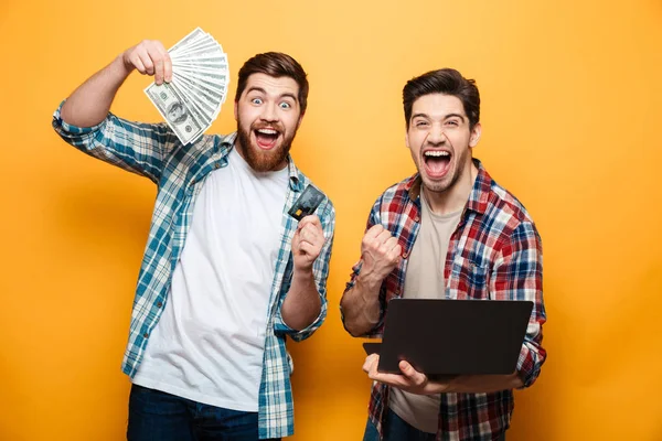 A két boldog fiatalember, laptop tárolás portréja — Stock Fotó