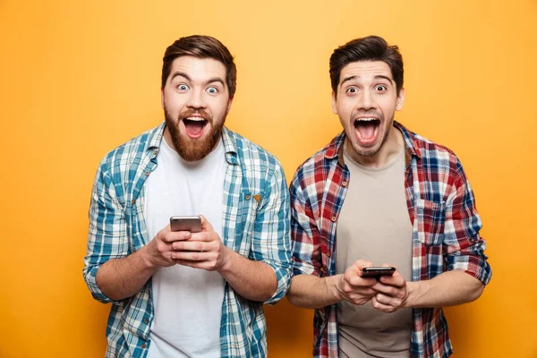 Portrait de deux jeunes hommes excités — Photo