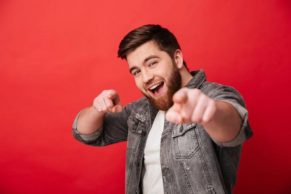 Foto do homem sorridente 30 anos em jeans jaqueta olhando para a câmera com — Fotografia de Stock