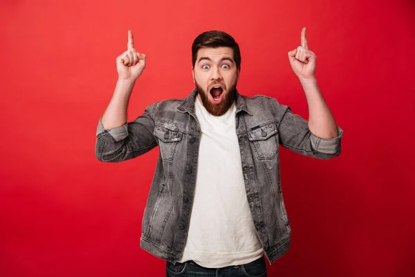 Foto de hombre alegre guapo 30s en vaqueros chaqueta gesto aleta —  Fotos de Stock