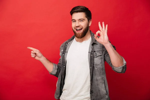 Foto de conteúdo morena homem de 30 anos em jeans jaqueta mostrando ok sig — Fotografia de Stock