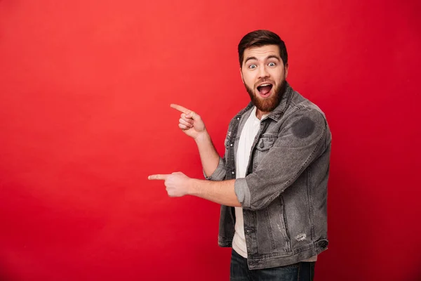 Foto de hombre excitado 30s en ropa casual haciendo gestos con los dedos como — Foto de Stock