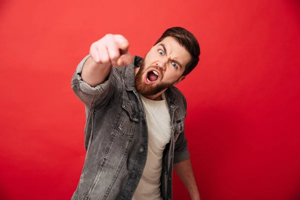 Foto do homem irritado em roupas casuais gritando e gesticulando — Fotografia de Stock