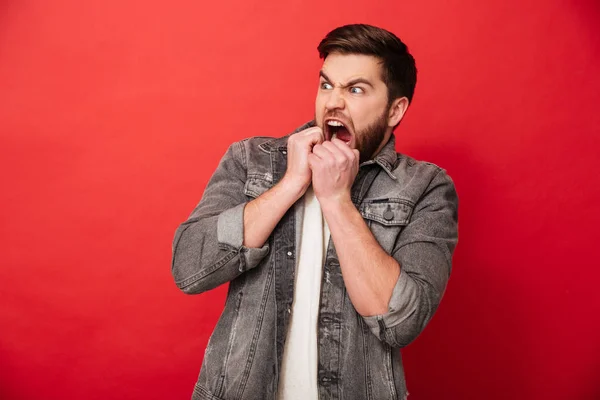 Immagine di uomo spaventato 30s in giacca jeans guardando da parte su poliziotto — Foto Stock