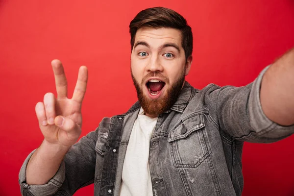 Retrato de chico feliz de 30 años con buen humor mirando a la cámara y s — Foto de Stock