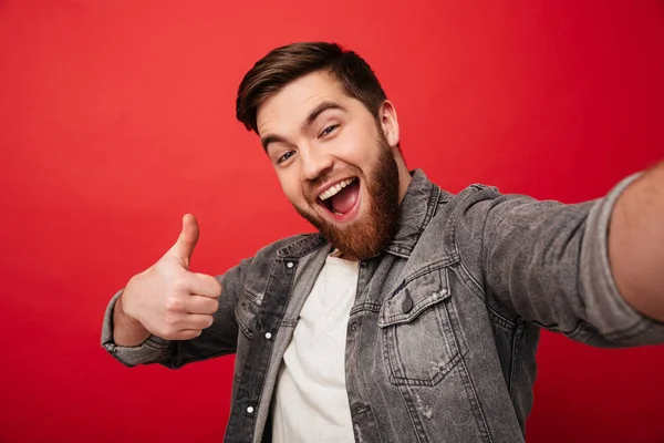 Imagen de chico joven de 30 años con buen humor mirando en la cámara y sh — Foto de Stock