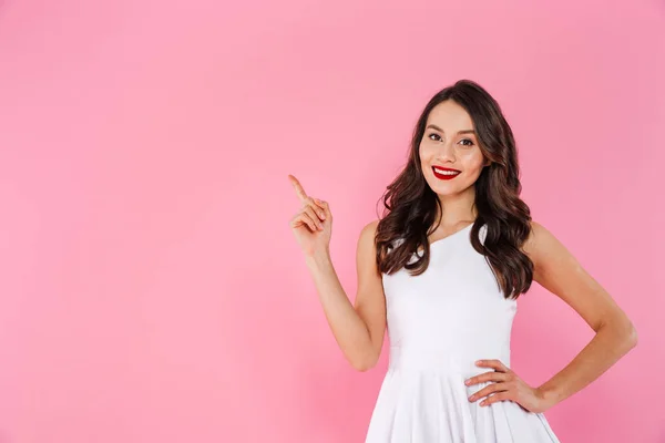 Foto de princesa asiática com cabelo encaracolado escuro em vestido branco posi — Fotografia de Stock