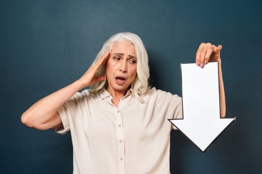 Karışık olgun yaşlı kadın ok tutmuyor.