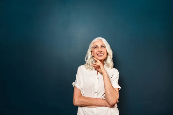 Velha mulher alegre olhando para o lado isolado — Fotografia de Stock