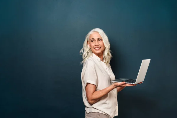 Alegre anciana madura utilizando ordenador portátil . — Foto de Stock