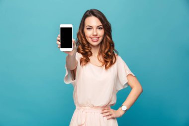 Sevimli genç ve güzel Bayan cep telefonu görüntüsünü gösterilen.