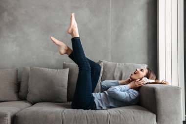 Müzik neşeli bir genç kadının portresi