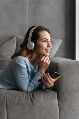 Gülümseyen genç bir kadının portresi