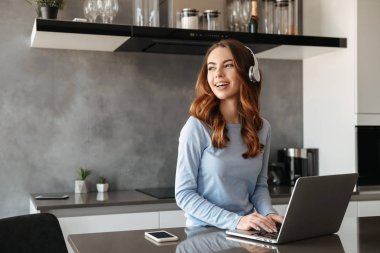 neşeli bir genç kadının portresi