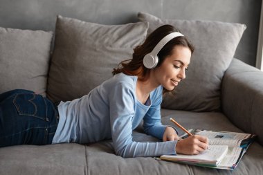 Kulaklık çok güzel genç bir kadın portresi