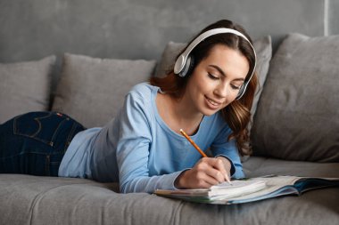 Kulaklık memnun genç bir kadın portresi