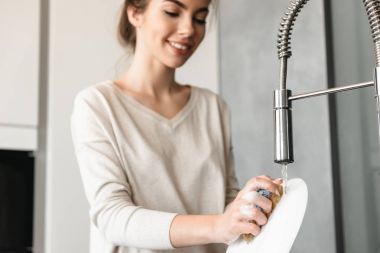 kırpılmış görüntü gülümseyen genç bir kadın