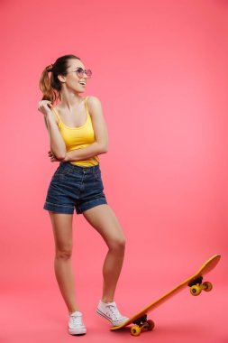 Mutlu bir genç kız portresi tam uzunlukta