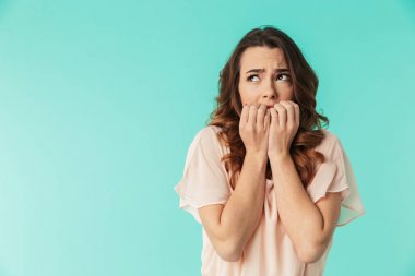 Elbise uzağa bakarak korkmuş bir genç kız portresi