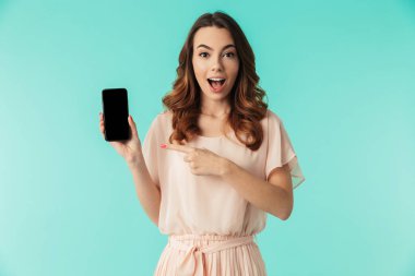 Elbiseli heyecanlı bir genç kız portresi