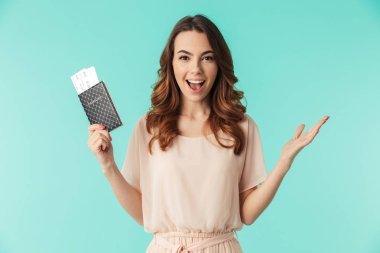 Elbiseli heyecanlı bir genç kız portresi