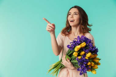 Elbiseli mutlu bir genç kız portresi