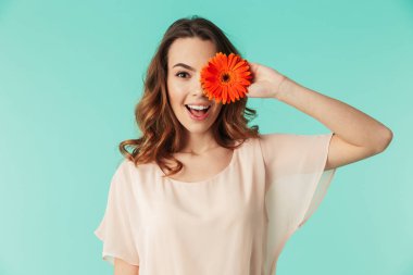 Elbiseli bir gülümseyen genç kız portresi kapatın