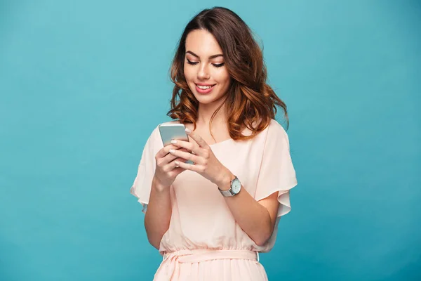 Zufrieden lächelnde Frau tippt SMS oder blättert durch — Stockfoto