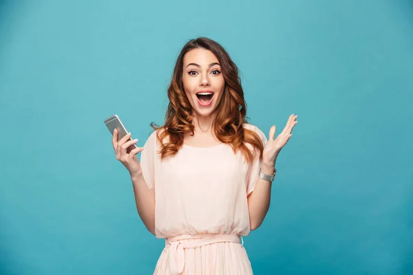 Retrato de una hermosa niña feliz con vestido —  Fotos de Stock