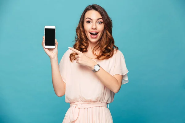 Retrato de uma linda menina excitada vestindo vestido — Fotografia de Stock