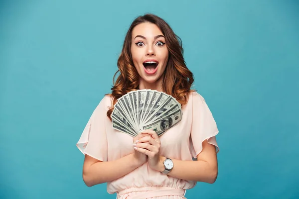 Jeune femme excitée montrant de l'argent . — Photo