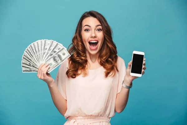 Izgatott fiatal hölgy, mutatja a bemutatás-ból mozgatható telefon, tartja a pénzt. — Stock Fotó