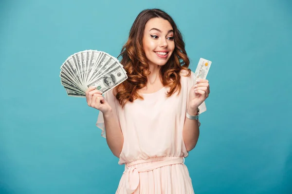 Retrato de uma menina bonita satisfeita vestindo vestido — Fotografia de Stock