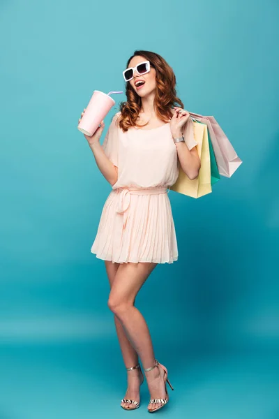 Retrato de comprimento total de uma jovem menina bonita vestindo vestido — Fotografia de Stock